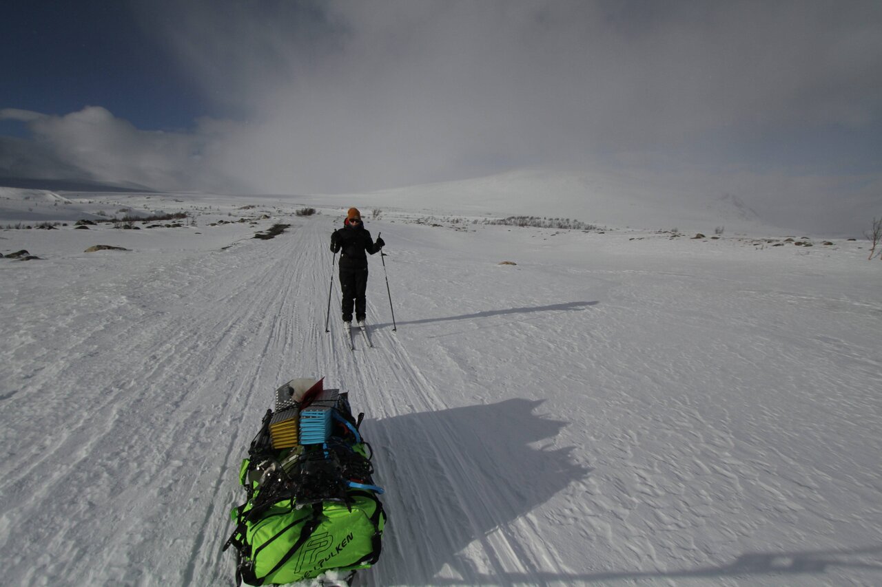 Når nytt telt skal prøves og man skal på skitur med pulk for «første» gang, er det greit å dra et sted hvor ingen kjenner deg. Når du samtidig lever i en drøm ot tror at naturen alltid spiller på lag, var det derfor helt naturlig for Silje og meg å dra fra Bergen til Dovre for en litt oval helg. Foto: Rolv Erik Berge